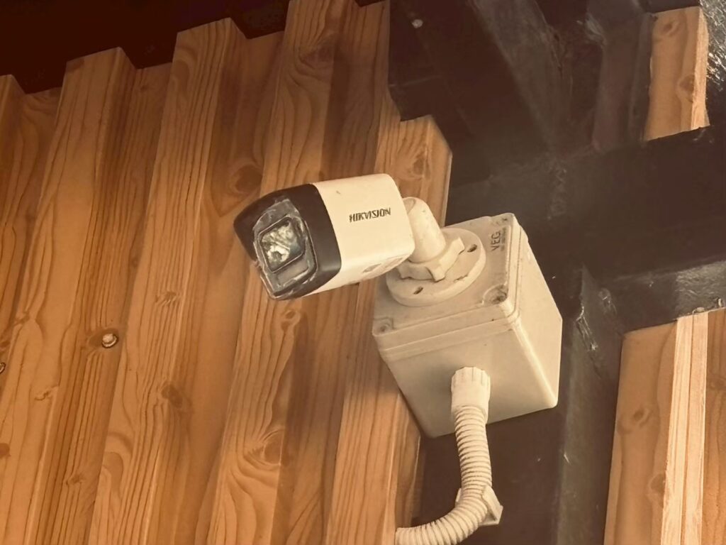 Überwachungskamera überwacht Einfahrt eines Einfamilienhauses