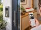 FRITZ!Box als Türsprechanlage: Video-Türstation neben der Haustür und FRITZ!Fon mit Kamerabild eines Besuchers vor dem Router.