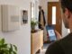 Klassische Türklingel mit Smart-Home-Modul und Smartphone smart nachgerüstet